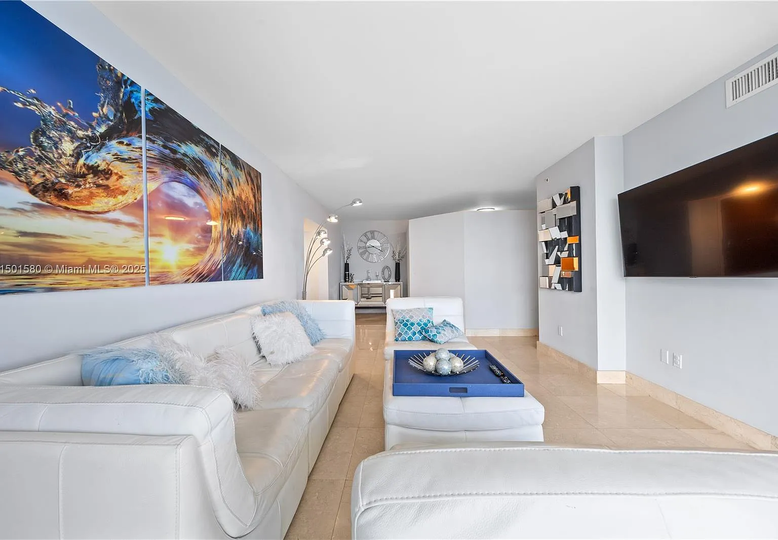 Akoya Condo — Photo 1