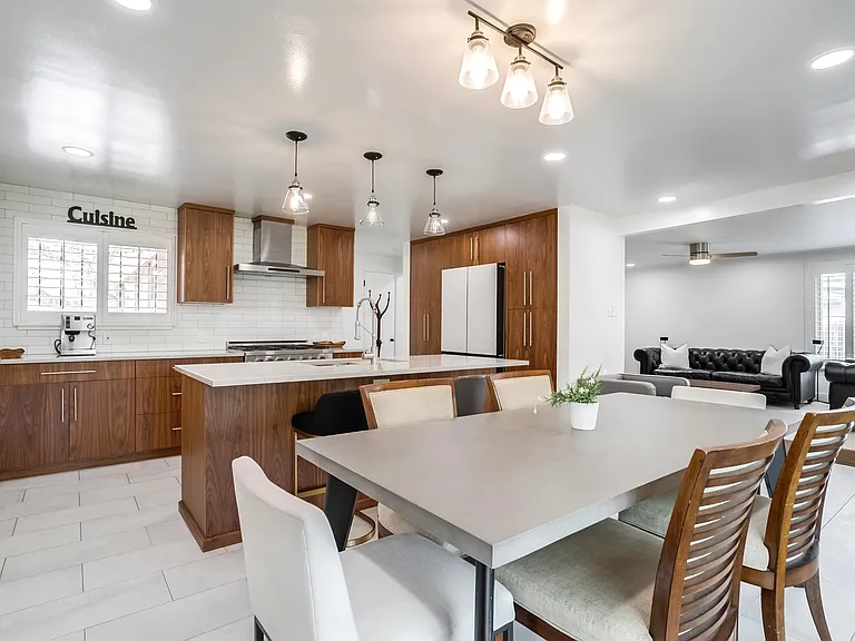 Spacious Living & Entertaining space