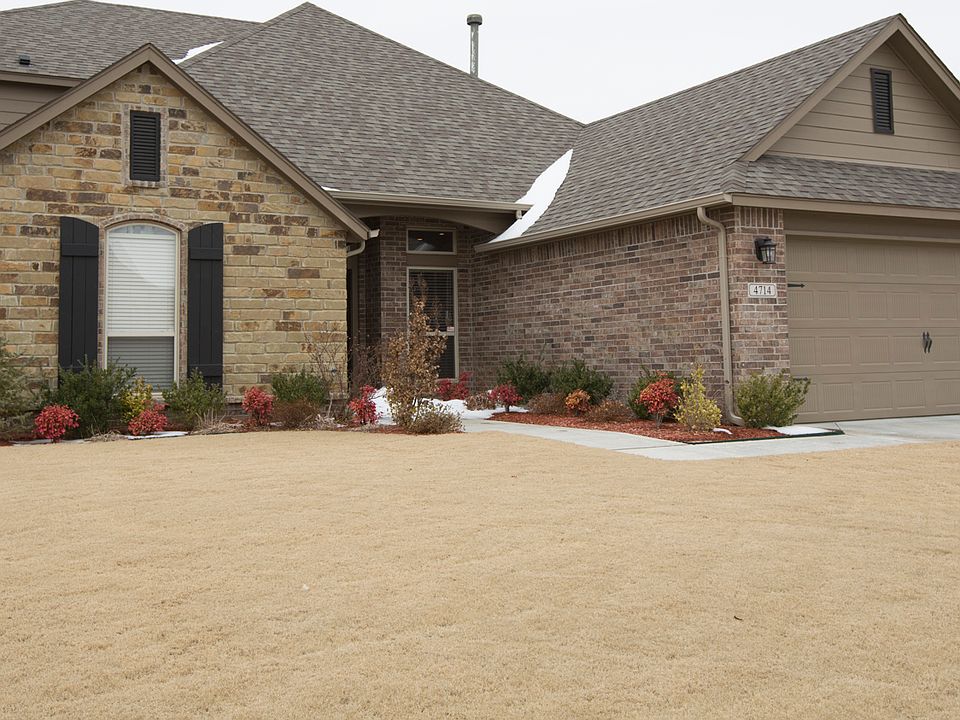 Beautiful home in Stonegate! Open floor plan with master suite and two bedrooms down and bonus room with private bath up! Bonus room could be 4th bedroom. 