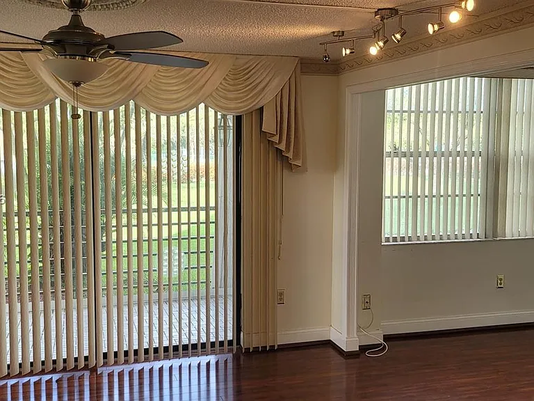 1300 Saint Charles Pl #L19 — Photo 15