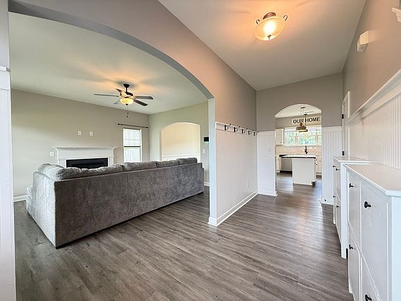 5th image of 303 Breezeway Dr