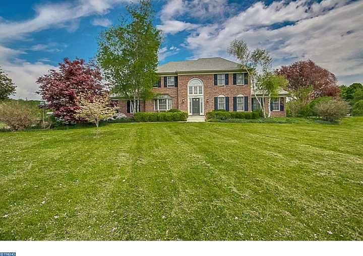 1st image of 215 Winding Ln