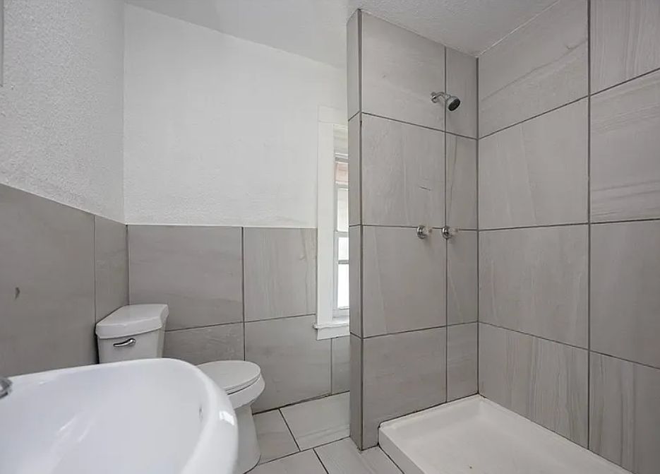 Large Full Bathroom