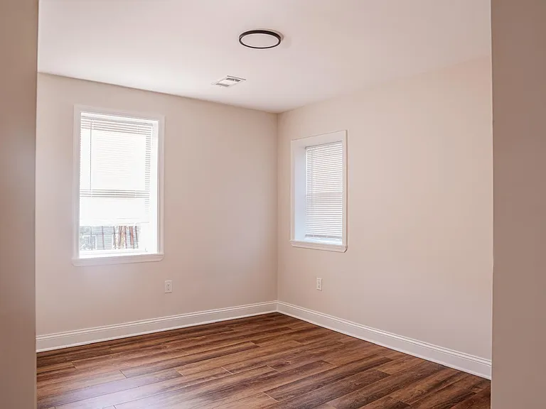 1042 Edmondson Ave — Photo 5