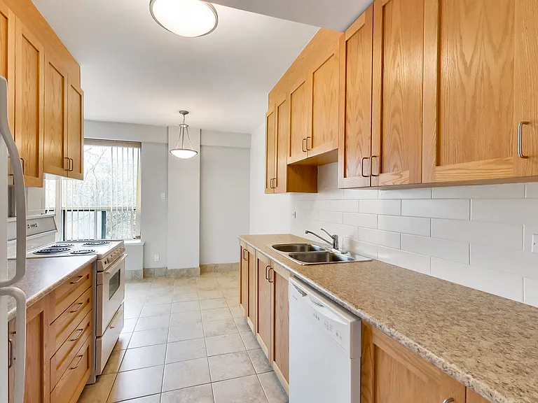 2100 Bathurst St #308 — Photo 46