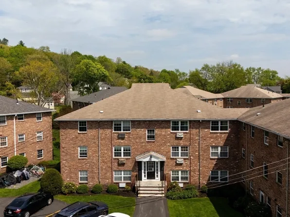 4 Colonial Village Dr APT 1, Arlington, MA 02474