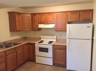 107 Crestview Dr #E, Eldridge, IA 52748
