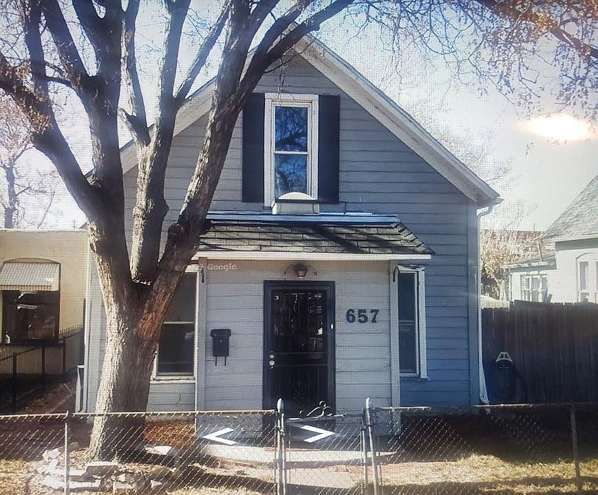Front view, with front fenced yard