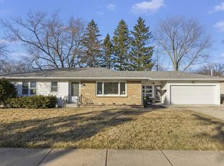536 E 2nd St, Lockport, IL 60441