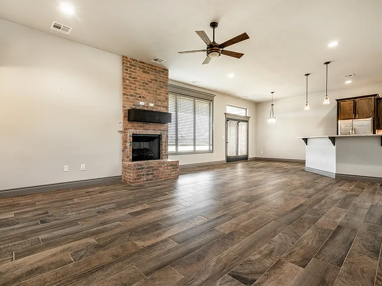 6133 Oxnard St — Photo 2