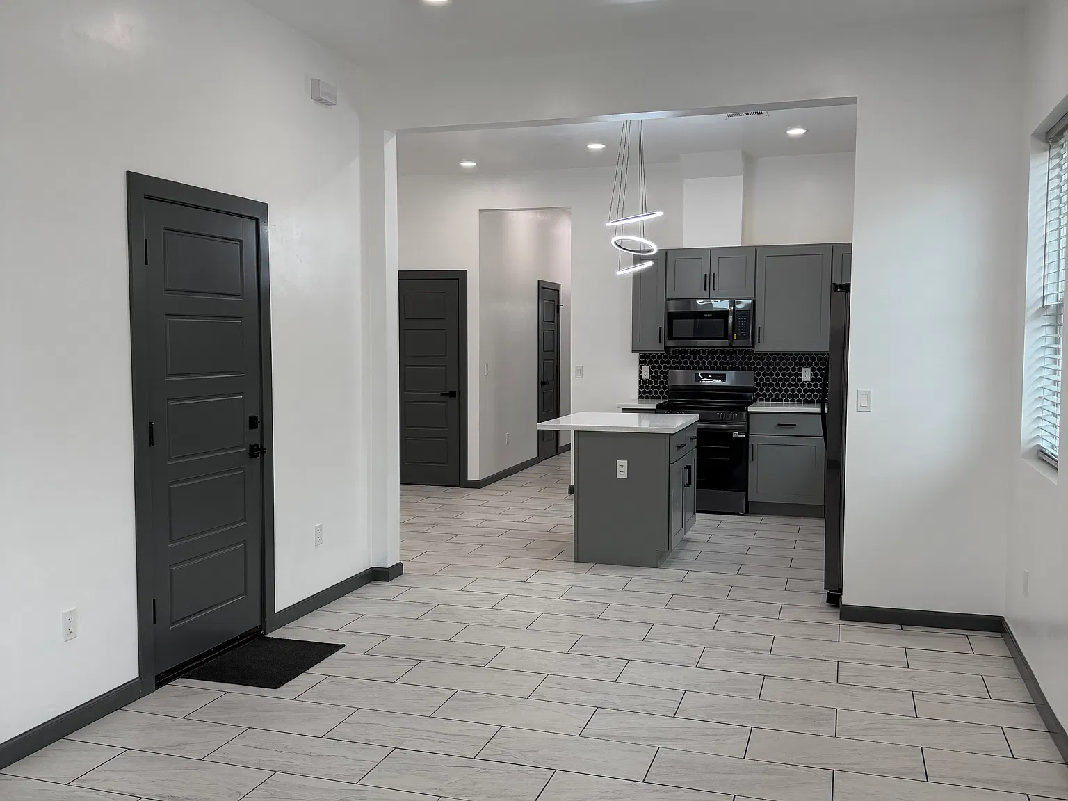 3 bed, 1216 sqft, $1,900 — Photo 2