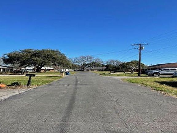 Exterior Neighborhood (street photo)