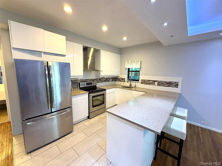 77 Sands Point Rd #1 — Photo 3