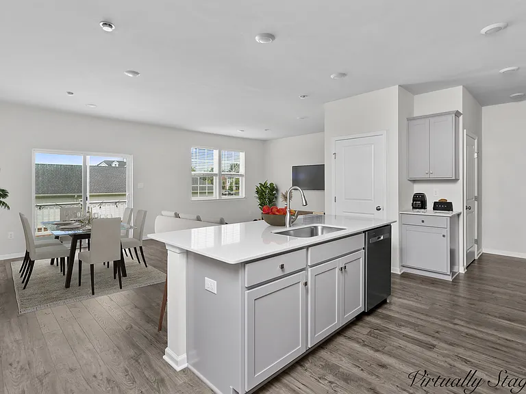 44 Marion Ave — Photo 4