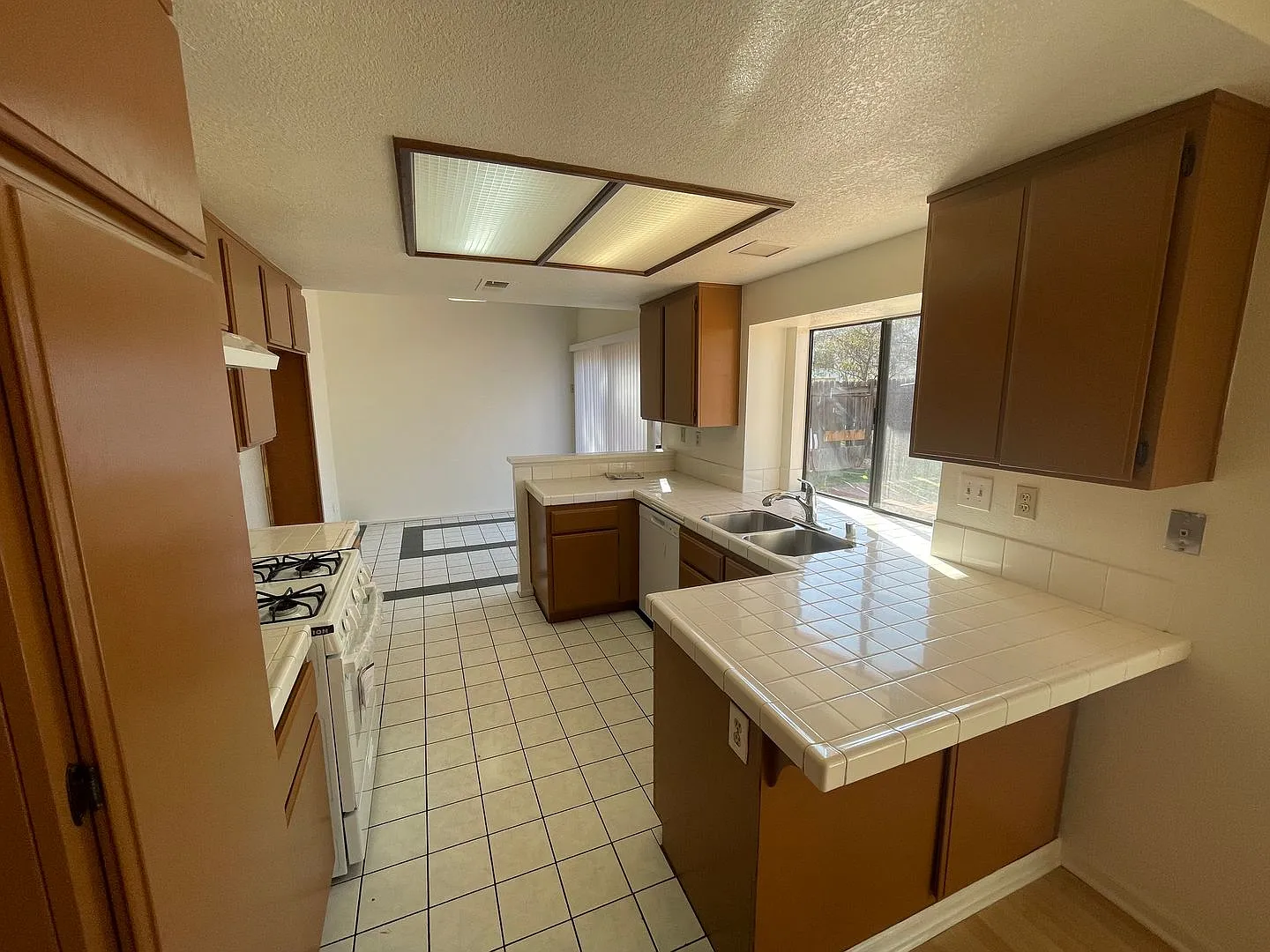 Large 4 Bedroom 3 Bathroom Home In Moreno Valley With Large Yard! — Photo 3