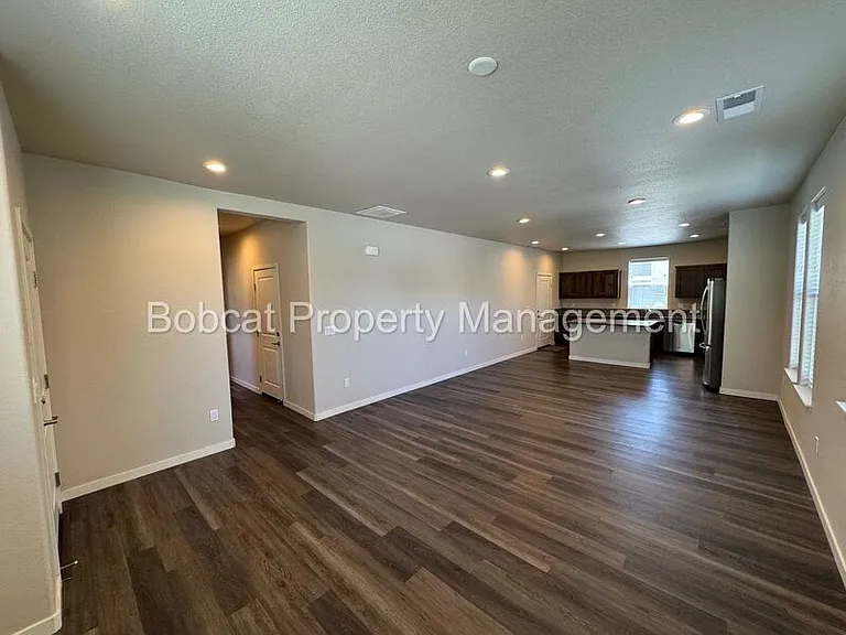 914 Garden Ct — Photo 2