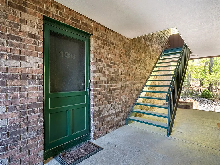 138 Indian Hollow Ct — Photo 33