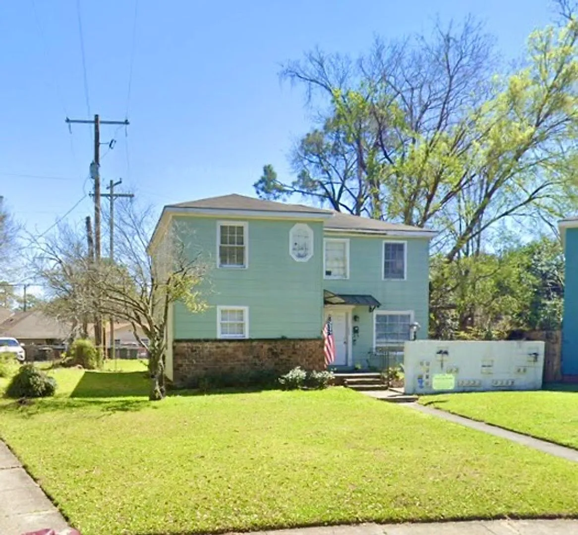 Great location in Garden District seconds from Downtown and LSU! — Photo 1
