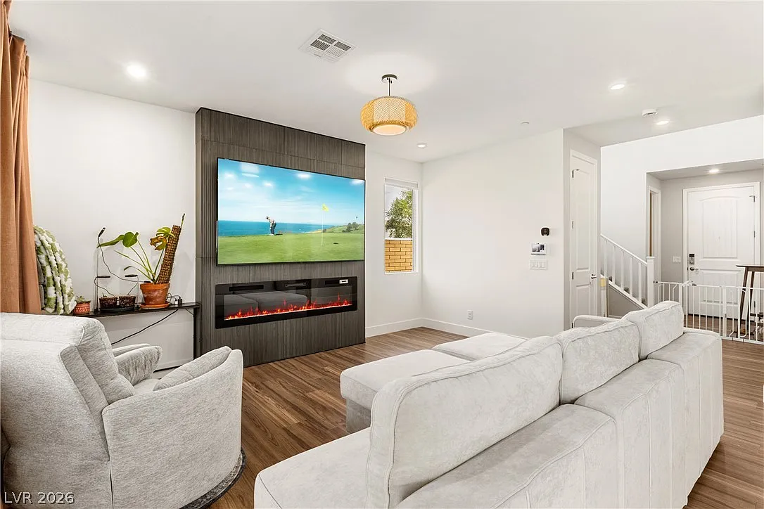 3 bed, 2.5 bath, 1942 sqft, $2,350 — Photo 3
