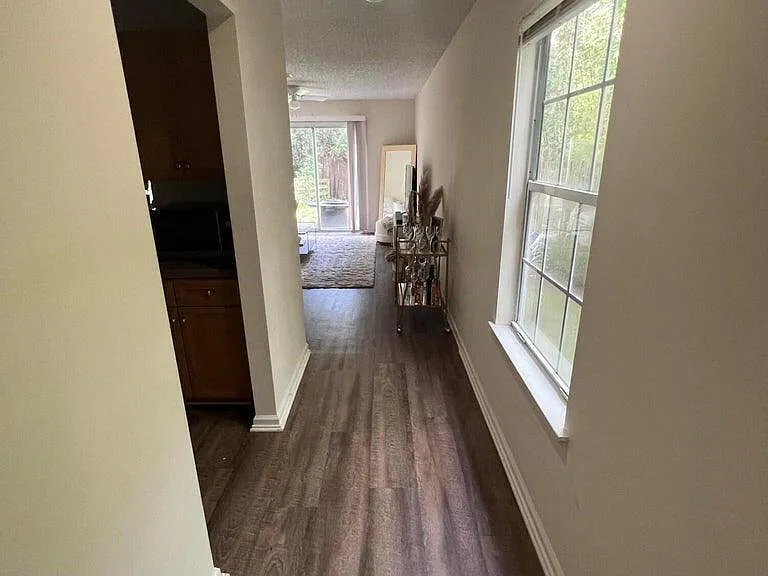 2219 Rosewood Dr — Photo 3