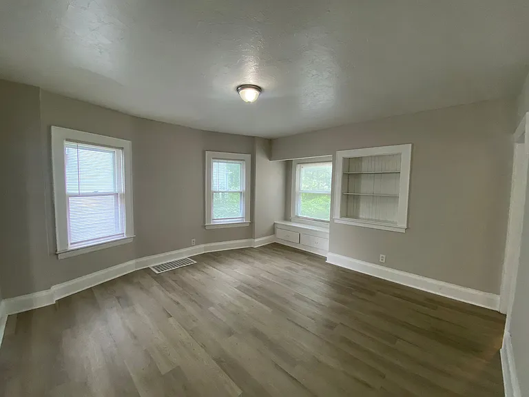 10721 Columbia Ave — Photo 5