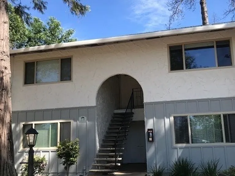 Villa Monterey Apartments — Photo 39