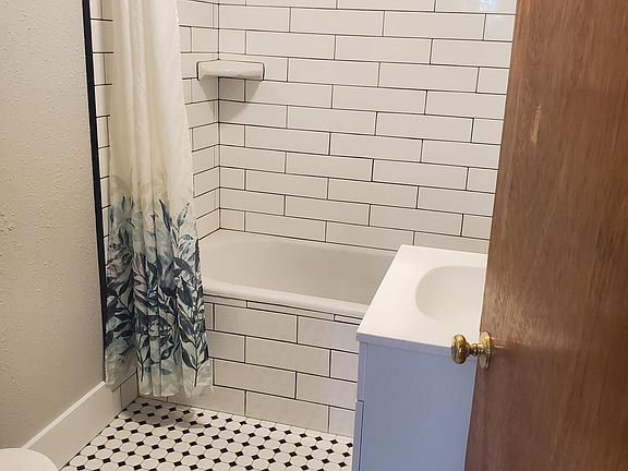 5th image of 218 W Chinook St