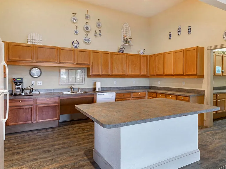 Sequoia Park Apartments — Photo 22
