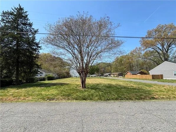 832 Oklahoma Dr, Chesapeake, VA 23323