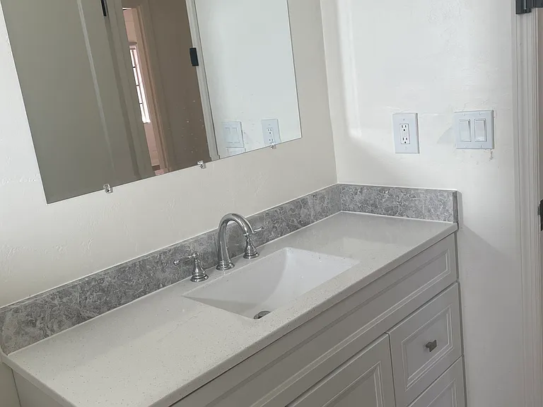 1305 E 9th St #1 — Photo 5