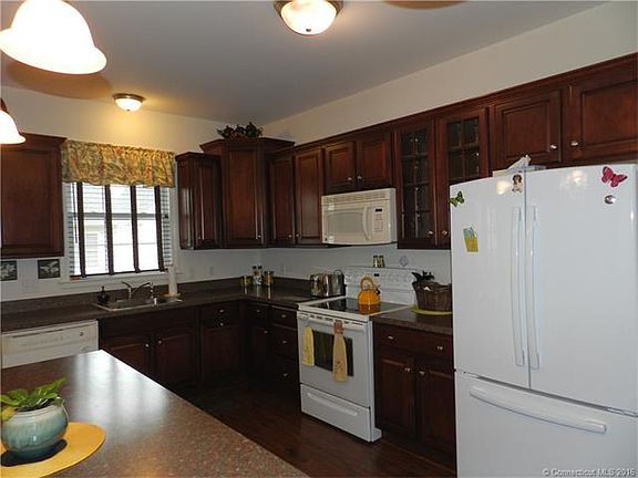 Stunning eat-in kitchen