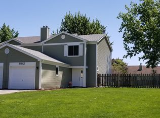 882 Forest Ln, Carol Stream, IL 60188