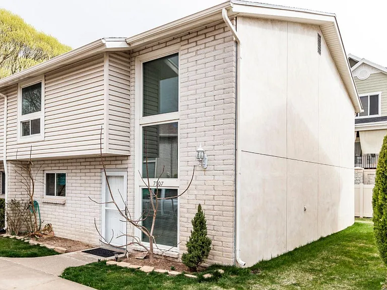 7907 S Harvel Dr — Photo 1