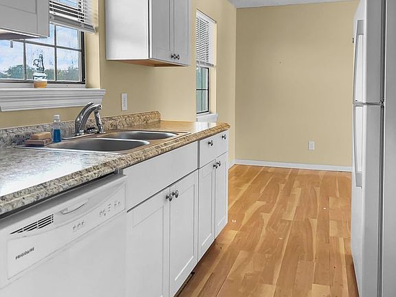 5th image of 276 Daffin Pl