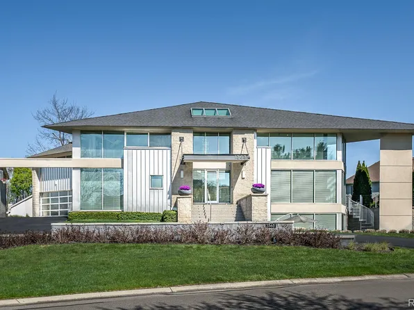 1363 Forest Bay Dr, Waterford, MI 48328