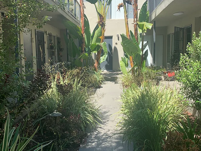 435 S Gramercy Pl — Photo 3