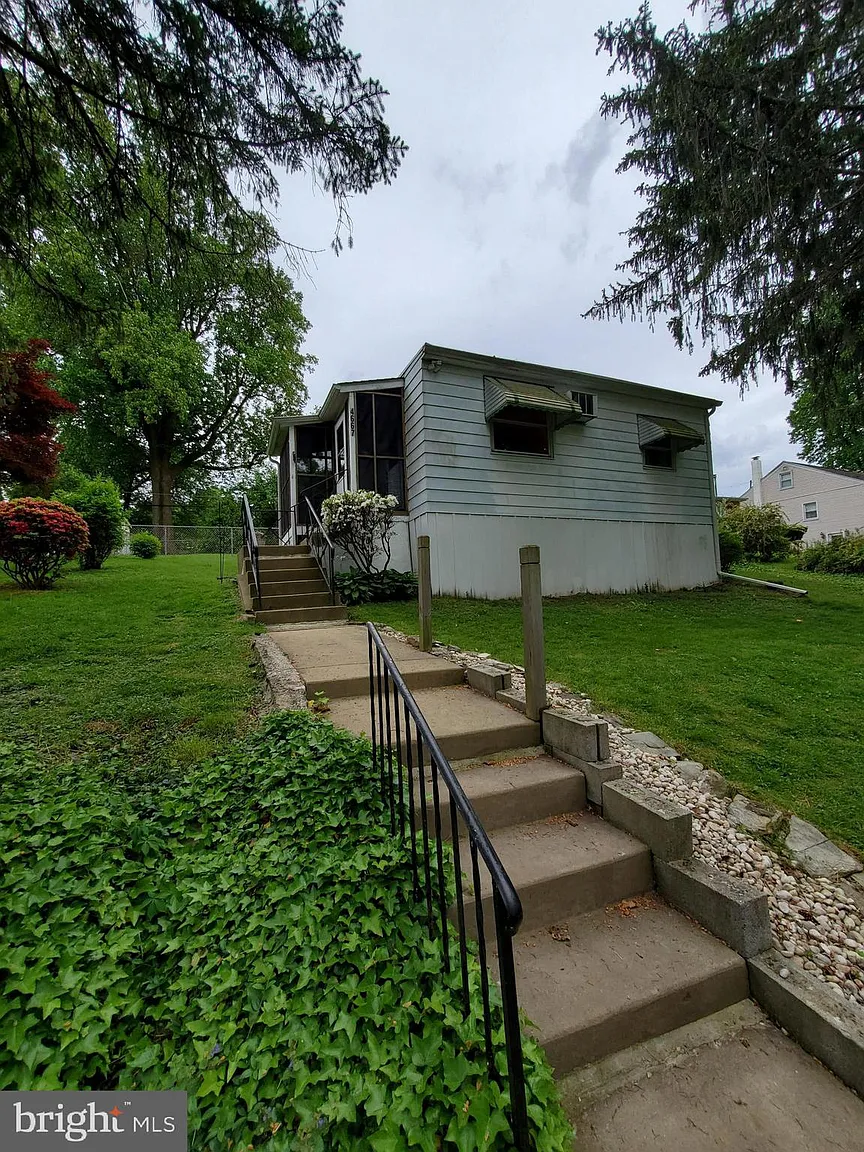 4667 Belmont Ave photo 1