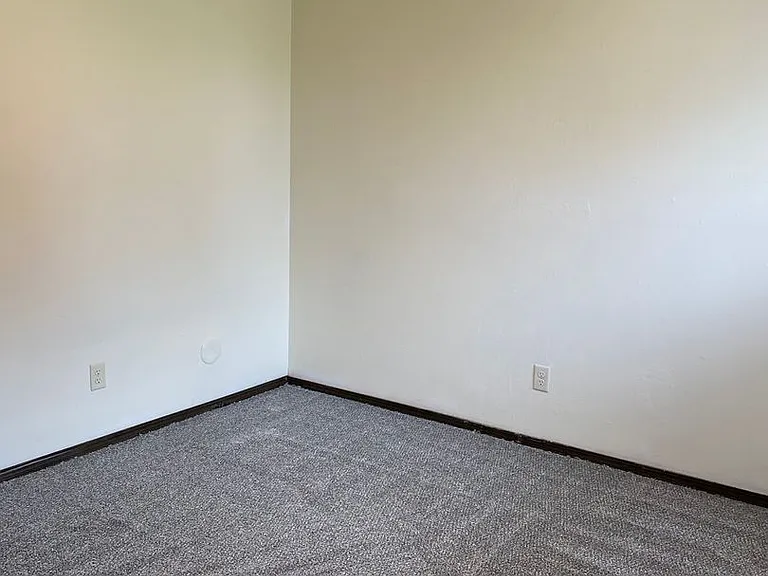 Immaculate Updated 1 & 2 Bedroom with 1 Bath — Photo 27