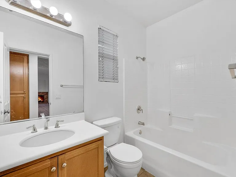 211 Lockford — Photo 11