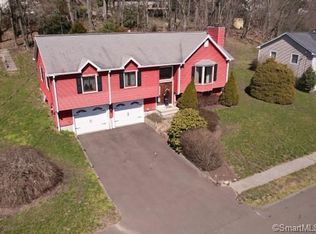 8 Benanto Dr, Derby, CT 06418