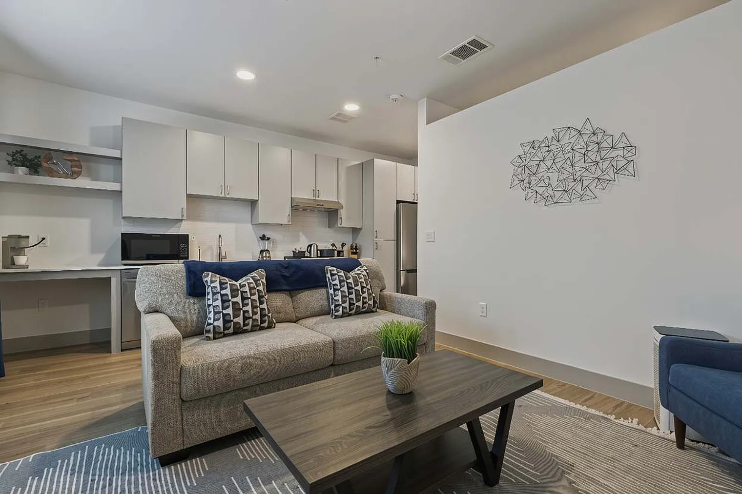 1 bed, 1.0 bath, 581 sqft, $1,766 — Photo 4