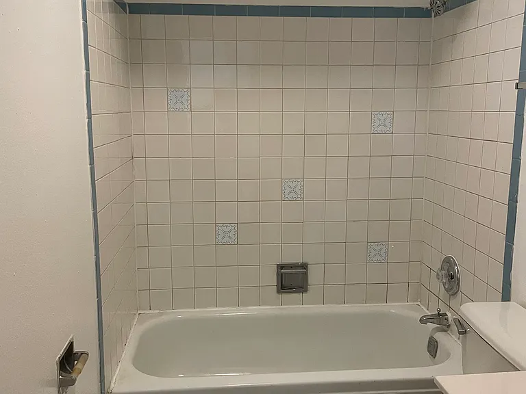 2200 Lewis Ave #202 — Photo 4