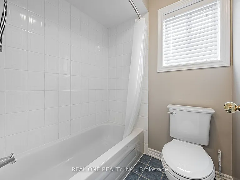 51 Hanson Cres — Photo 31
