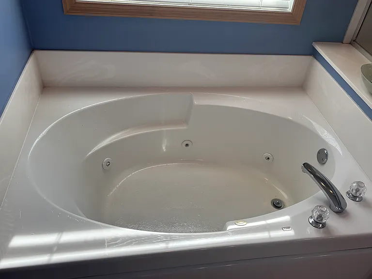 Primary bath tub