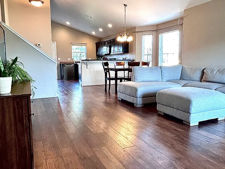902 Powers Blvd — Photo 2