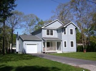 9 Pineview Ln, Hampton Bays, NY 11946