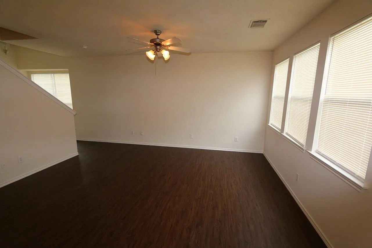 3 bed, 2.5 bath, 1687 sqft, $1,675 — Photo 2
