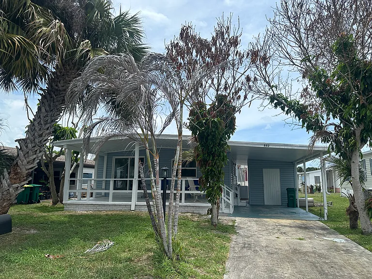 882 Hawthorn Cir — Photo 1