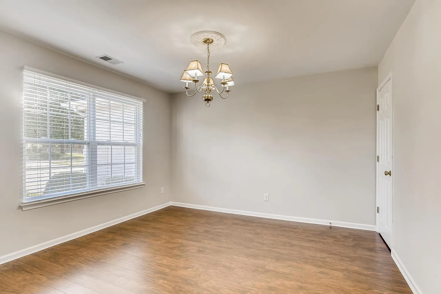 127 Golden Valley Dr — Photo 2