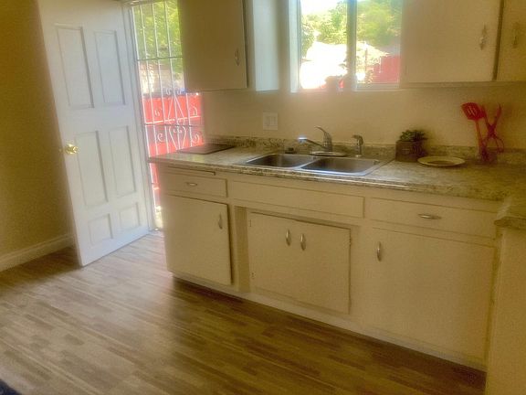 kitchen facing rear private yard, stove provided..backyard bbq right door.